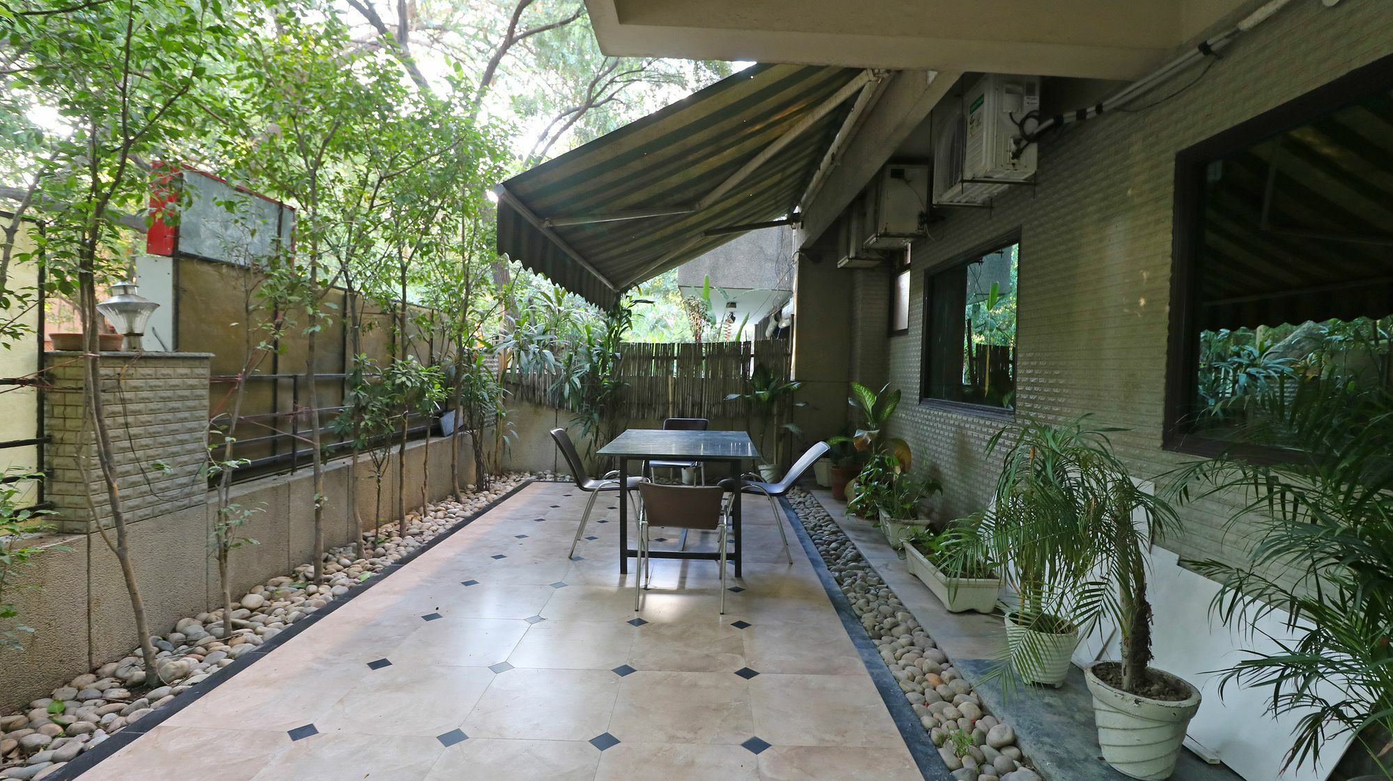 Hotel Chalet New Delhi Buitenkant foto